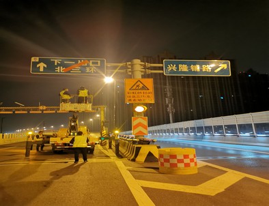 湖南郑州市北三环彩虹桥交通标志牌安装现场